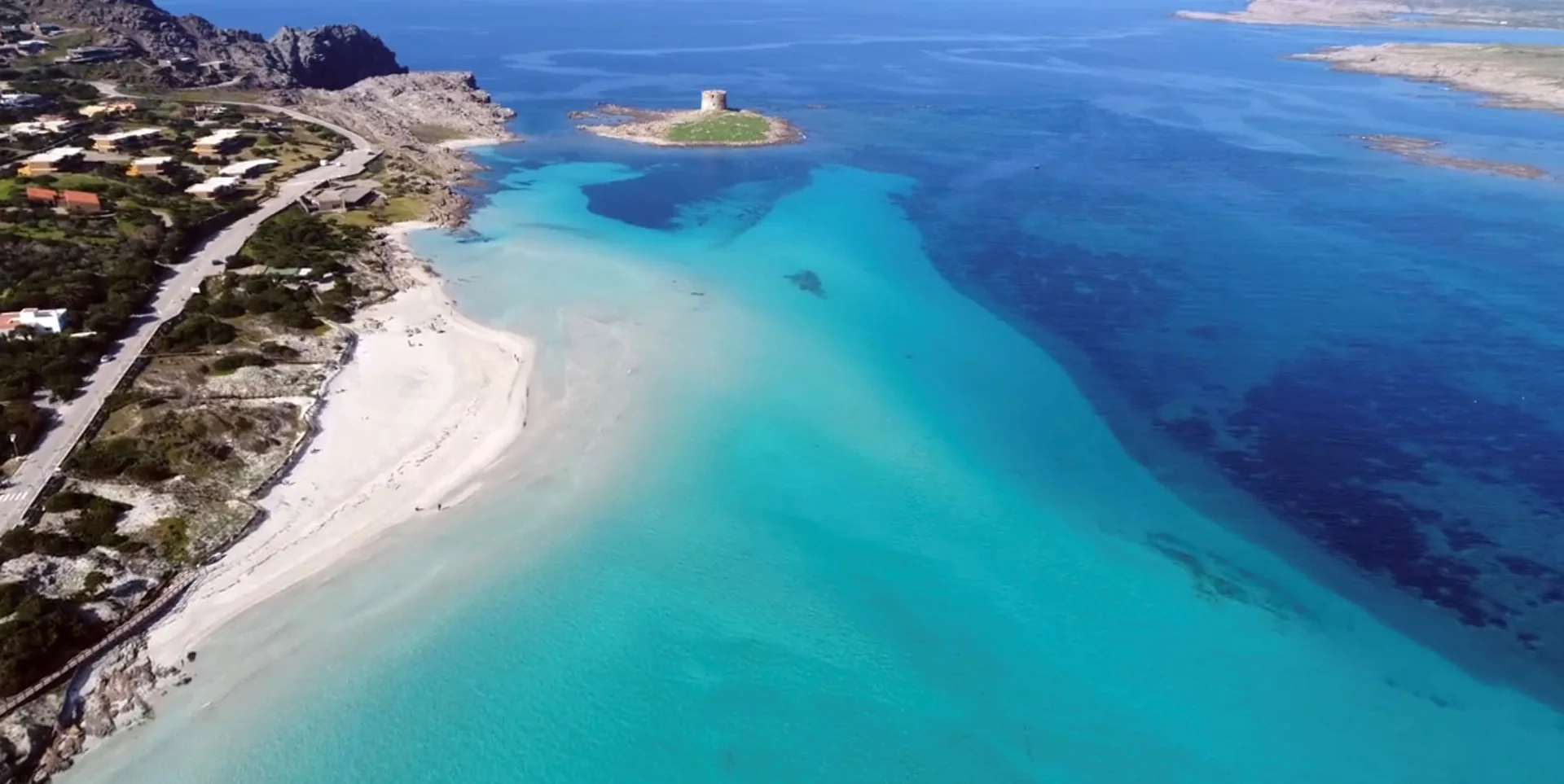 Il mare turchese e la costa di Stintino visti dall’alto